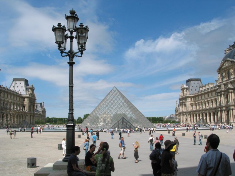 pyramidofmusedulouvre2.jpg